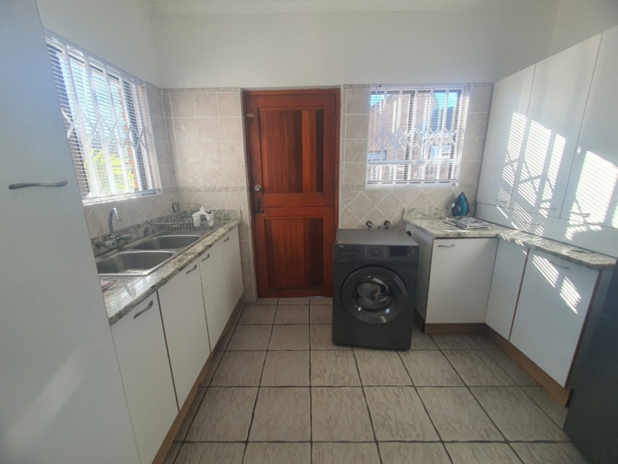 To Let 4 Bedroom Property for Rent in Beacon Bay Eastern Cape
